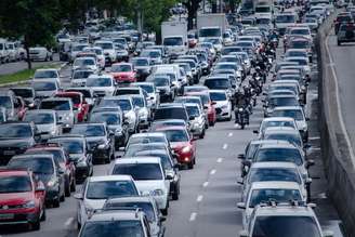 Trânsito intenso na avenida Tiradentes, altura da estação da Luz, em São Paulo (SP), na manhã desta quarta-feira (15).