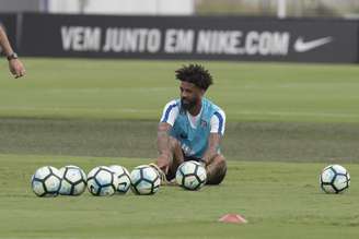 Fora dos planos do técnico Fábio Carille, o volante Cristian, que tem contrato até o fim do ano com o Corinthians, seguirá treinando em horário diferente do restante do elenco