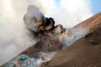 A explosão aconteceu quando a lava entrou em contato com um bloco de neve que tapava a cratera.