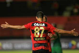 Diego Souza comemora seu gol 