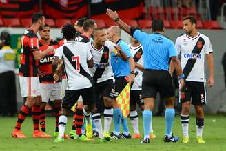 O árbitro Luís Antônio Silva, o Índio, foi um dos protagonistas do clássico Flamengo x Vasco, em Brasília, por causa de decisões polêmicas com o apito