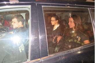 A ex-primeira-dama Adriana Ancelmo chega em sua casa, no Leblon, onde vai cumprir prisão domiciliar