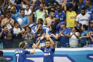 Arrascaeta, jogador do Cruzeiro comemora gol durante partida no Mineirão.