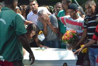 A estudante Maria Eduarda, morta a tiros no interior de uma escola municipal no Rio de Janeiro (RJ), foi enterrada na Baixada Fluminense
