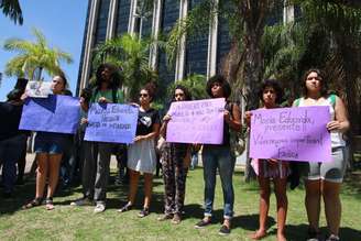  Familiares da menina Maria Eduarda, morta no último dia 30, realizam protesto em frente à Prefeitura do Rio de Janeiro (RJ), na manhã desta segunda-feira (3). A menina de 13 anos foi baleada enquanto fazia aula de educação física em uma escola pública de Costa Barros, na Zona Norte do Rio.