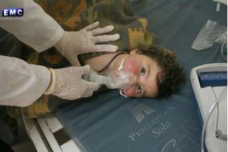 Criança recebe tratamento em um hospital em Idlib, no norte da Síria, após suposto ataque com armas químicas. Imagem de divulgação do Idlib Media Center