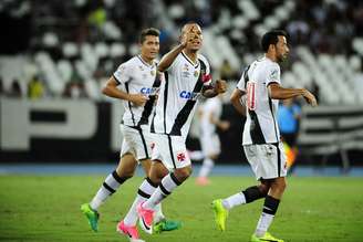 Luis Fabiano comemora o gol que marcou na vitória do Vasco por a 2 a 0 sobre o Botafogo, na decisão da Taça Rio