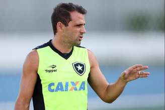 Montillo participou do treinamento junto com os outros jogadores do elenco (Foto: Vitor Silva/SSPress/Botafogo)
