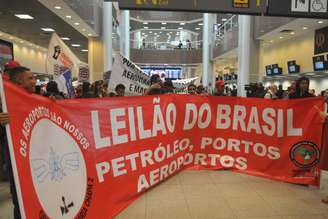 Protesto no Aeroporto Santos Dumont, no Rio de Janeiro (RJ), na manhã desta sexta-feira (28). O ato faz parte do movimento nacional intitulado “Greve Geral" contra a reforma da Previdência e reforma trabalhista.