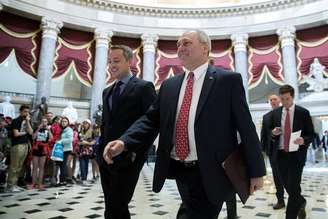 Ao centro da imagem, o republicano Steve Scalise caminha em uma das salas do Capitolio, em Washington