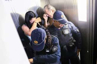 O ex-ministro José Dirceu chegou em seu apartamento em Brasilia e foi cercado por manifestantes