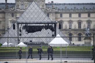 A entrada do Museu Louvre, na França, foi reaberta após evacuação de turistas por suspeita de terrorismo.