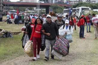 Integrantes do MST iniciam acampamento em terreno cedido pela rodoferroviária de Curitiba (PR), no centro da cidade, para manifestações e acompanhamento do depoimento do ex-presidente Luís Inácio Lula da Silva ao juiz Sérgio Moro pela investigação da operação Lava Jato.