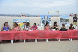 Moradores de comunidades participam de almoço pelo Dia das Mães nas areias da praia de Copacabana como forma protesto contra a insegurança nas comunidades onde vivem 