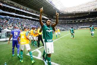 O colombiano Borja, jogador do Palmeiras, comemora seu gol