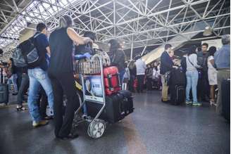 Passageiros enfrentam filas para a inspeção de bagagens nos aeroportos do país