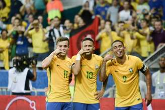 Phillipe Coutinho, Neymar e Gabriel Jesus comemoram gol do Brasil durante partida pelas Eliminatórias