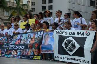 Mães e familiares de jovens negros mortos por policiais protestam contra a violência no Rio de Janeiro