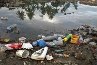 A poluição provocada pelos plásticos é uma tragédia ambiental global que contamina o solo e os mares 