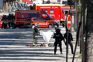 Bombeiros cobrem corpo de suspeito de ataque contra policiais em Paris