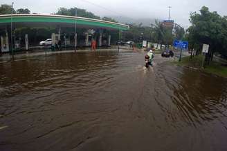 Chuva provoca alagamento na Avenida Borges de Medeiros, na Lagoa Rodrigo de Freitas, zona sul do Rio de Janeiro (RJ), na manhã desta quarta-feira (21).