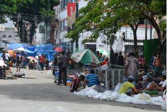 Os usuários de drogas que estavam concentrados na Praça Princesa Isabel, na região central da capital paulista, se deslocaram para a esquina da Rua Helvetia, próximo a Estação Júlio Prestes, na Cracolândia