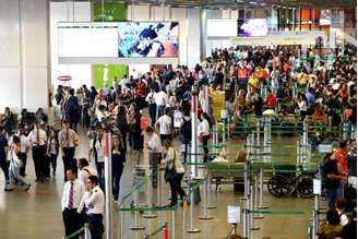 Passageiros no saguão do Aeroporto Internacional Juscelino Kubitscheck, em Brasília