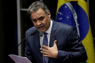 Senador Aécio Neves faz discurso se defendendo de acusações de corrupção após retomar mandato em Brasília
