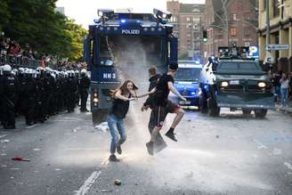 Manifestantes enfrentam policiais durante a cúpula do G20, na Alemanha