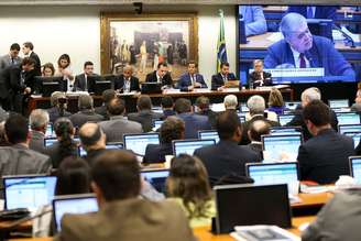 A Comissão de Constituição e Justiça da Câmara começa a discutir o parecer favorável à denúncia contra o presidente Michel Temer.