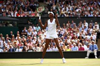 Venus Williams comemora a vitória que lhe garantiu vaga na decisão do título em Wimbledon