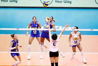 Adenizia corta em lance de ataque do Brasil na partida contra a Tailândia