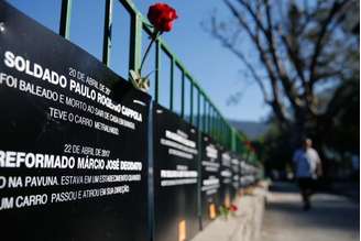 A ONG Rio de Paz realiza um ato público, na orla da Lagoa Rodrigo de Freitas, em memória dos policiais militares assassinados este ano no estado