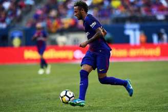 Em meio a polêmica sobre a possível transferência para o Paris Saint-Germain, Neymar brilha na pré-temporada com as cores do Barcelona (Foto: JEWEL SAMAD / AFP)