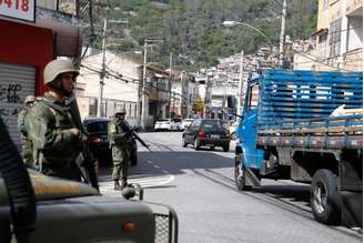 Forças de segurança ocupam ruas próximas ao Complexo do Lins, na zona norte, na Operação Onerat
