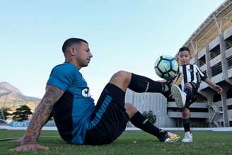 Valencia parece estar ambientado ao Botafogo, e costuma levar o filho aos treinos (Vítor Silva/SSPress/Botafogo)