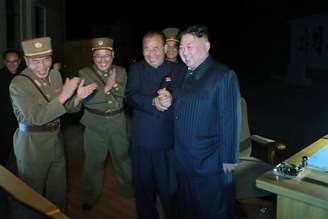 Líder da Coreia do Norte, Kim Jong Un, acompanha lançamento de míssil balístico intercontinental
29/07/2017 KCNA via Reuters
