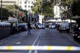 Rua é interditada nas proximidades do local onde ocorreram os atropelamentos em Barcelona
