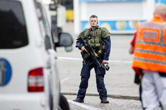 Policial armado no mercado de Turku, na Finlândia 