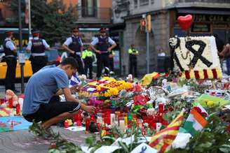 Homem faz homenagem às vítimas de atentado em Barcelona