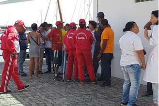 Familiares aguardam informações sobre vítimas de naufrágio na Bahia)