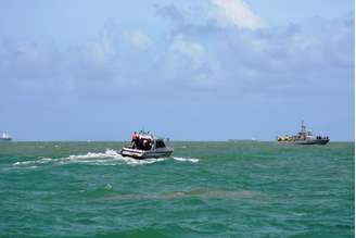 Equipes de busca procuram vítimas de naufrágio na Bahia 