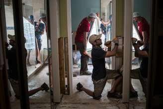 Pessoas ajudam na reconstrução de casa atingida por enchente em Houston
 3/9/2017    REUTERS/Adrees Latif