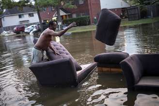 Morador de Houston retira sofás de sua casa inundada pela tempestade tropical Harvey
03/09/2017 REUTERS/Adrees Latif