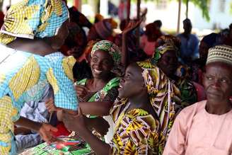 Meninas Chibok, sequestradas pelo grupo Boko Haram, se reencontram com suas famílias após serem libertadas, em Abuja, na Nigéria  20/05/2017 REUTERS/Afolabi Sotunde