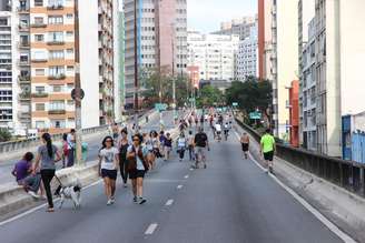 Público caminha pelo 'Minhocão' durante um domingo na capital paulista