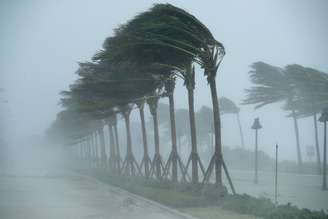 Mesmo rebaixado de nível, o furacão Irma causou estrago em cidades da Flórida com ventos de até 136 km/h na madrugada desta segunda-feira