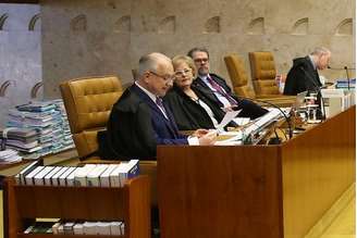 O relator ministro Edson Fachin durante sessão do STF para decidir sobre suspeição do procurador-geral da República para atuar nas investigações relacionadas ao presidente Michel Temer 