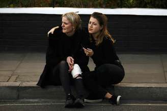 Mulher ferida reage após explosão na estação de metrô Parsons Green, em Londres  15/09/2017 REUTERS/Kevin Coombs