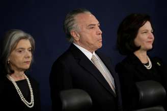 Presidente do STF, Cármen Lúcia (à esquerda), presidente Michel Temer, e Raquel Dodge, nova procuradora-geral de República, durante cerimônia de posse nesta segunda-feira
18/09/2017
REUTERS/Ueslei Marcelino